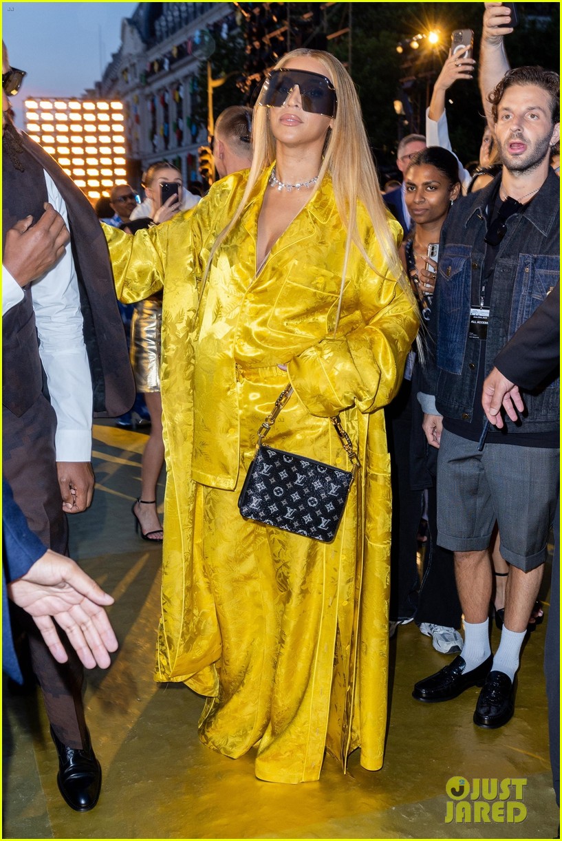Zendaya Hangs Out with Beyonce & Jay-Z at Louis Vuitton Show in Paris