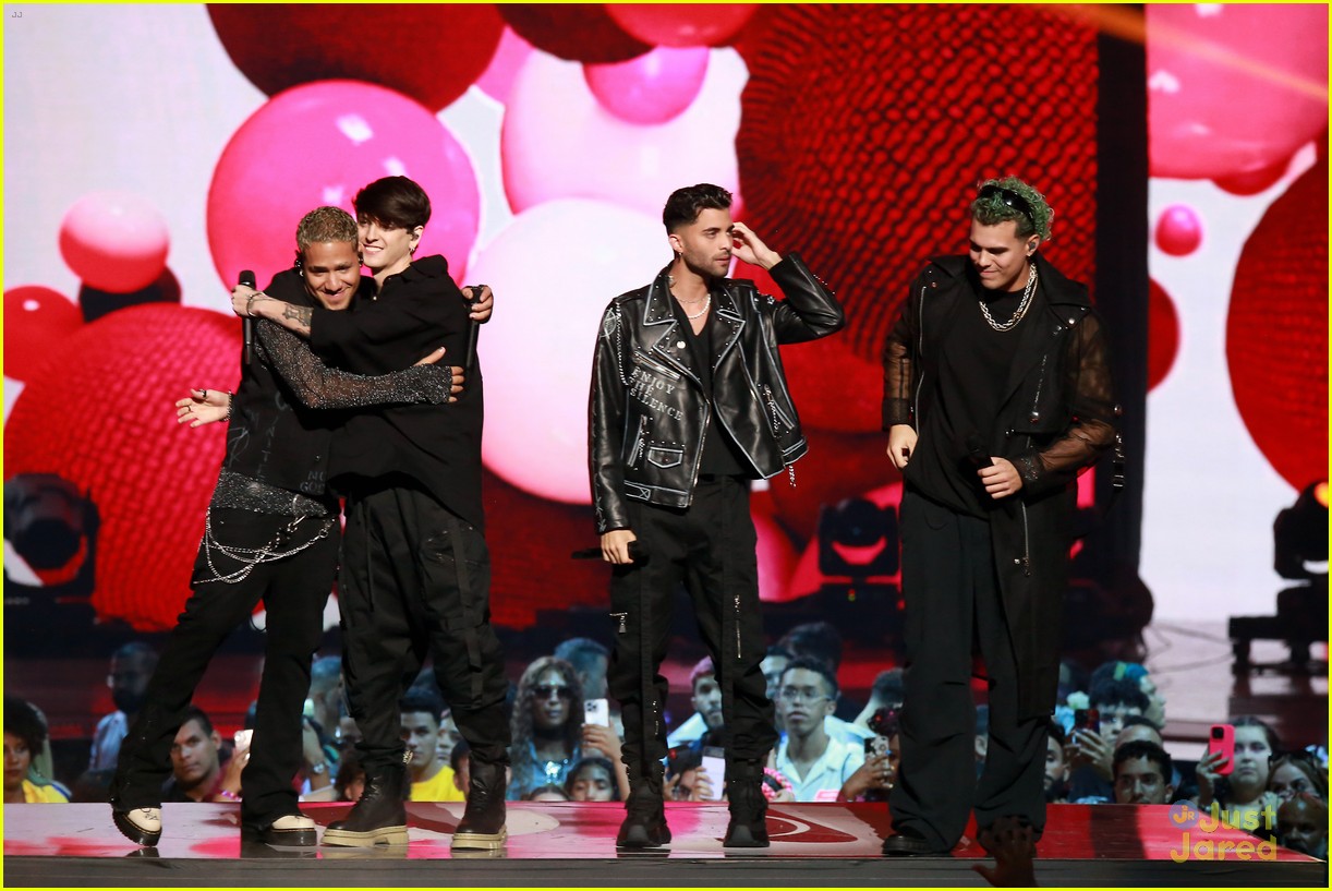 CNCO Perform Final Song 'La àšltima Canción' at Premios Juventud 2023 - Watch