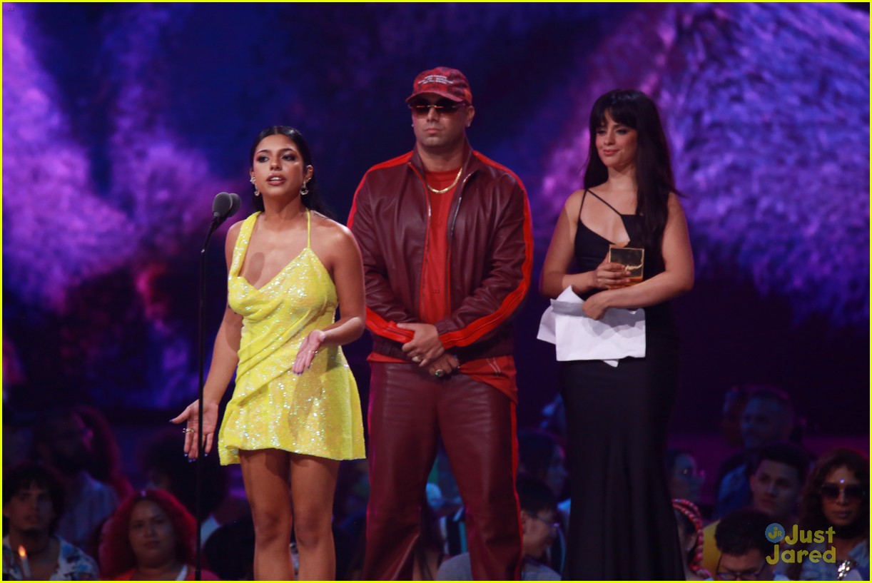 CNCO Perform Final Song 'La àšltima Canción' at Premios Juventud 2023 - Watch