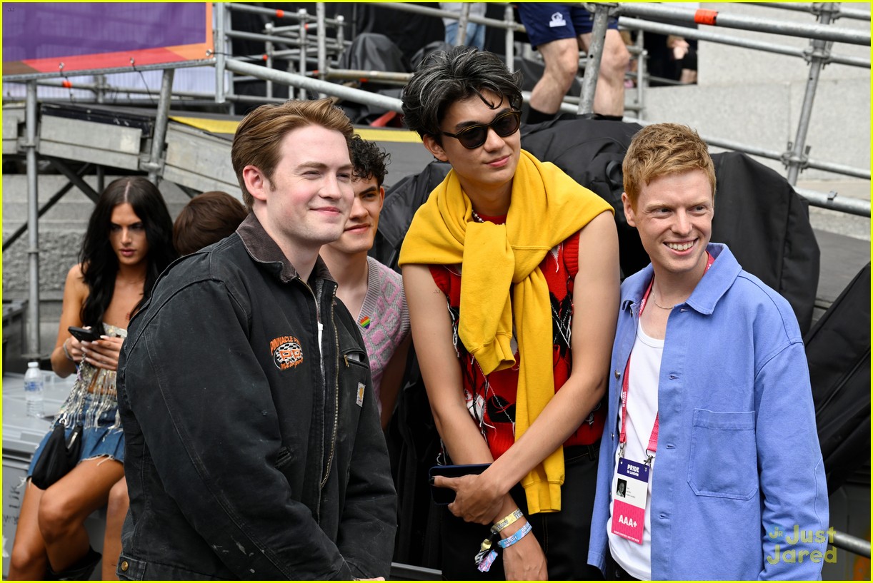 'Heartstopper' Cast Rides London Pride Parade Float, Debuts Season 2 Teaser Trailer - Watch Now!