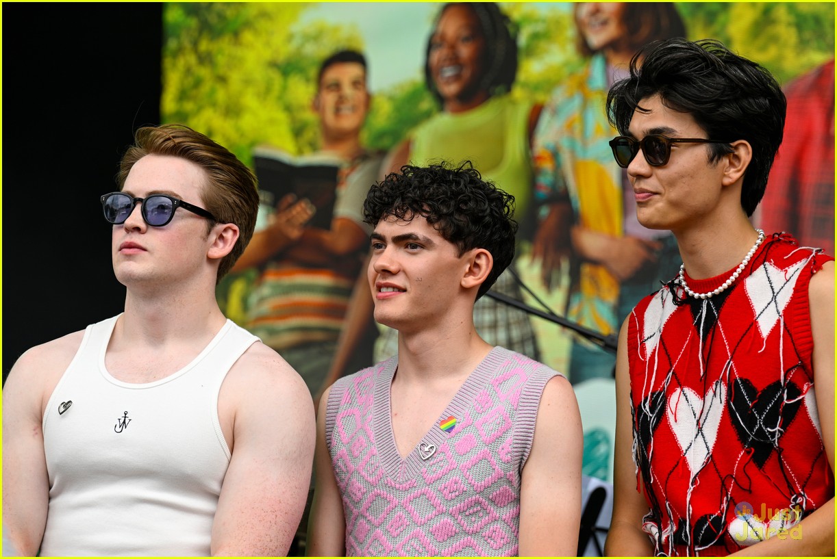 'Heartstopper' Cast Rides London Pride Parade Float, Debuts Season 2 Teaser Trailer - Watch Now!