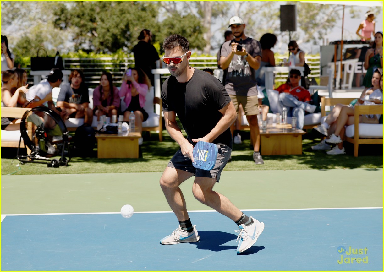 David Dobrik Holds Pickleball Tournament at His House with Blake Gray, Landon Barker & More!