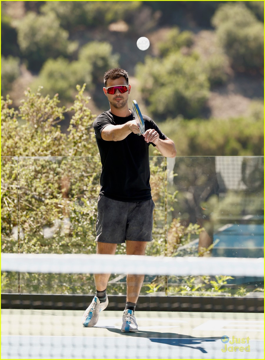 David Dobrik Holds Pickleball Tournament at His House with Blake Gray, Landon Barker & More!