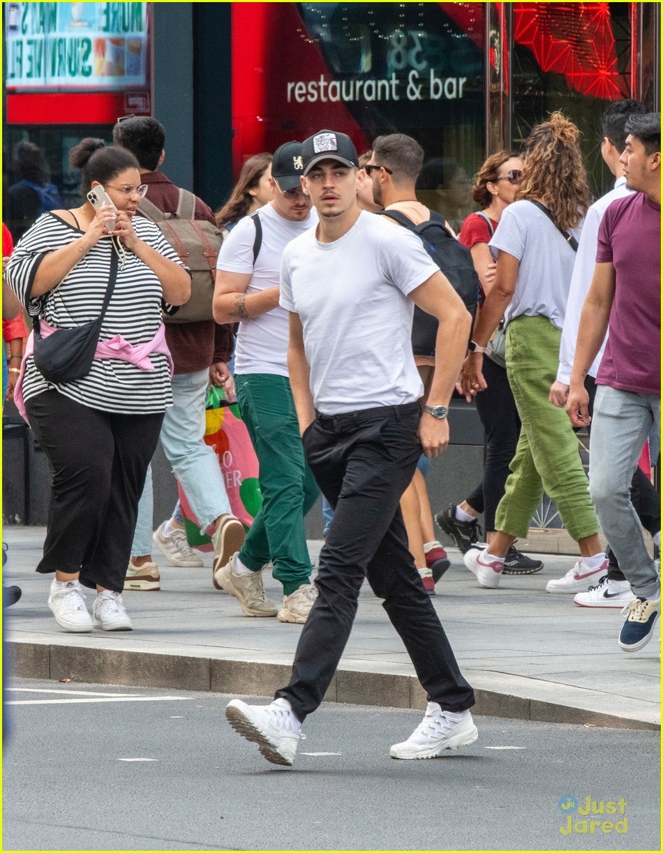 Hero Fiennes Tiffin Shows Off Muscles in Tight T-Shirt During London Outing