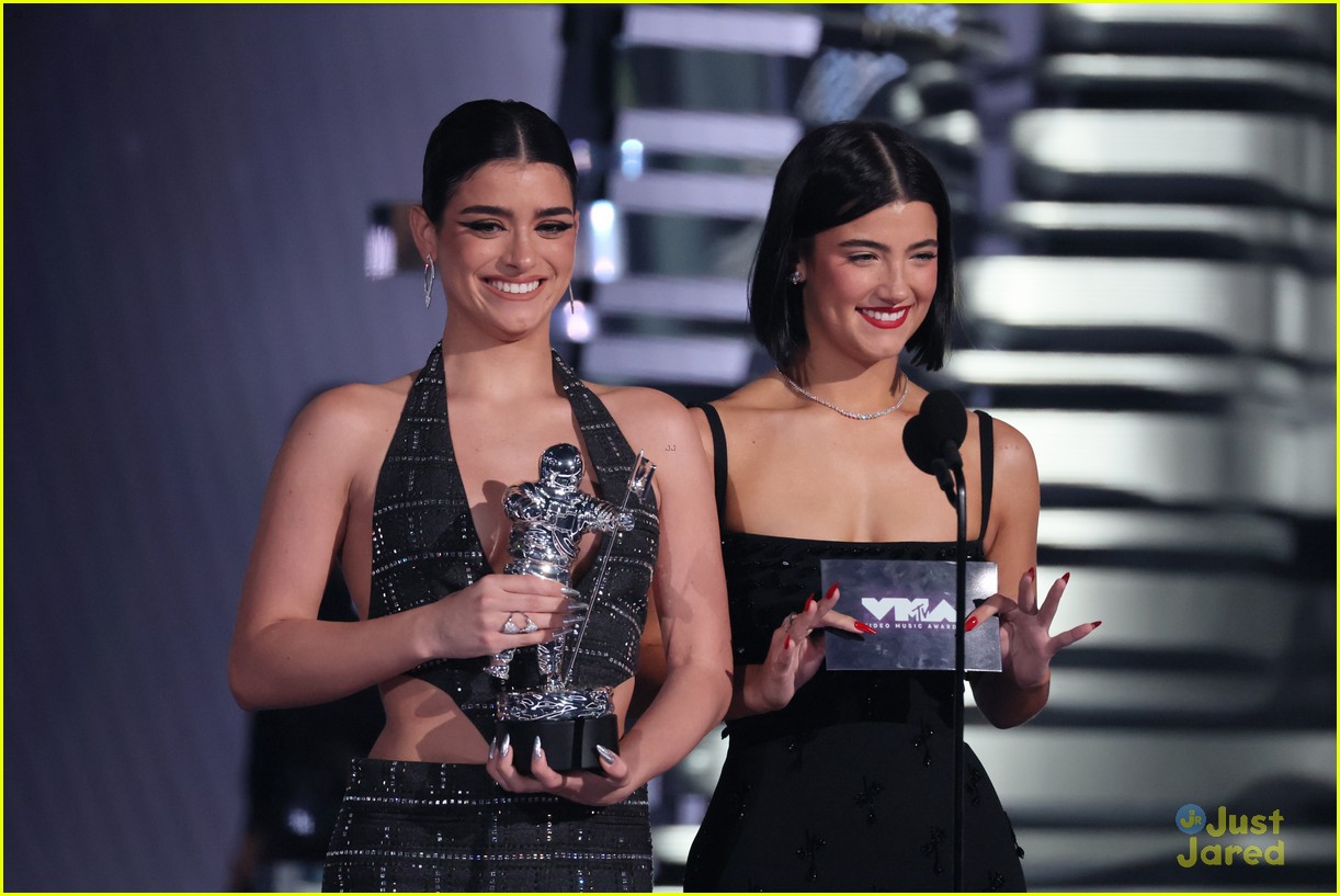 Charli & Dixie D'Amelio Rock 2 Looks Each at MTV VMAs 2023