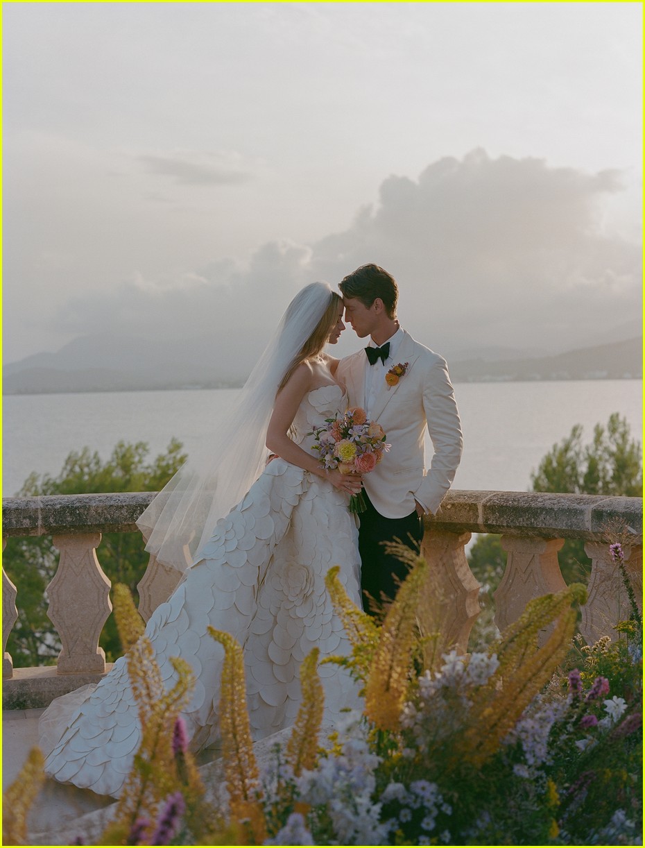 Joey King & Steven Piet Wedding Photos & Details Revealed, Sabrina Carpenter Sang Her Down the Aisle!