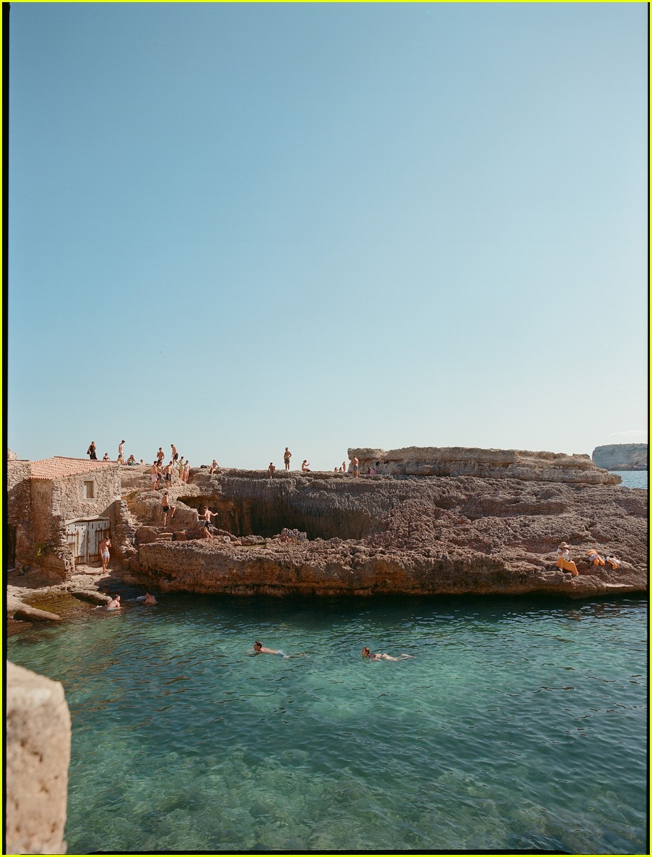 Joey King & Steven Piet Wedding Photos & Details Revealed, Sabrina Carpenter Sang Her Down the Aisle!