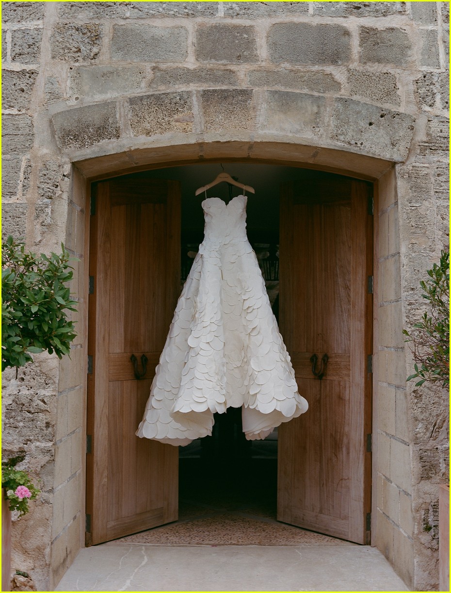 Joey King & Steven Piet Wedding Photos & Details Revealed, Sabrina Carpenter Sang Her Down the Aisle!