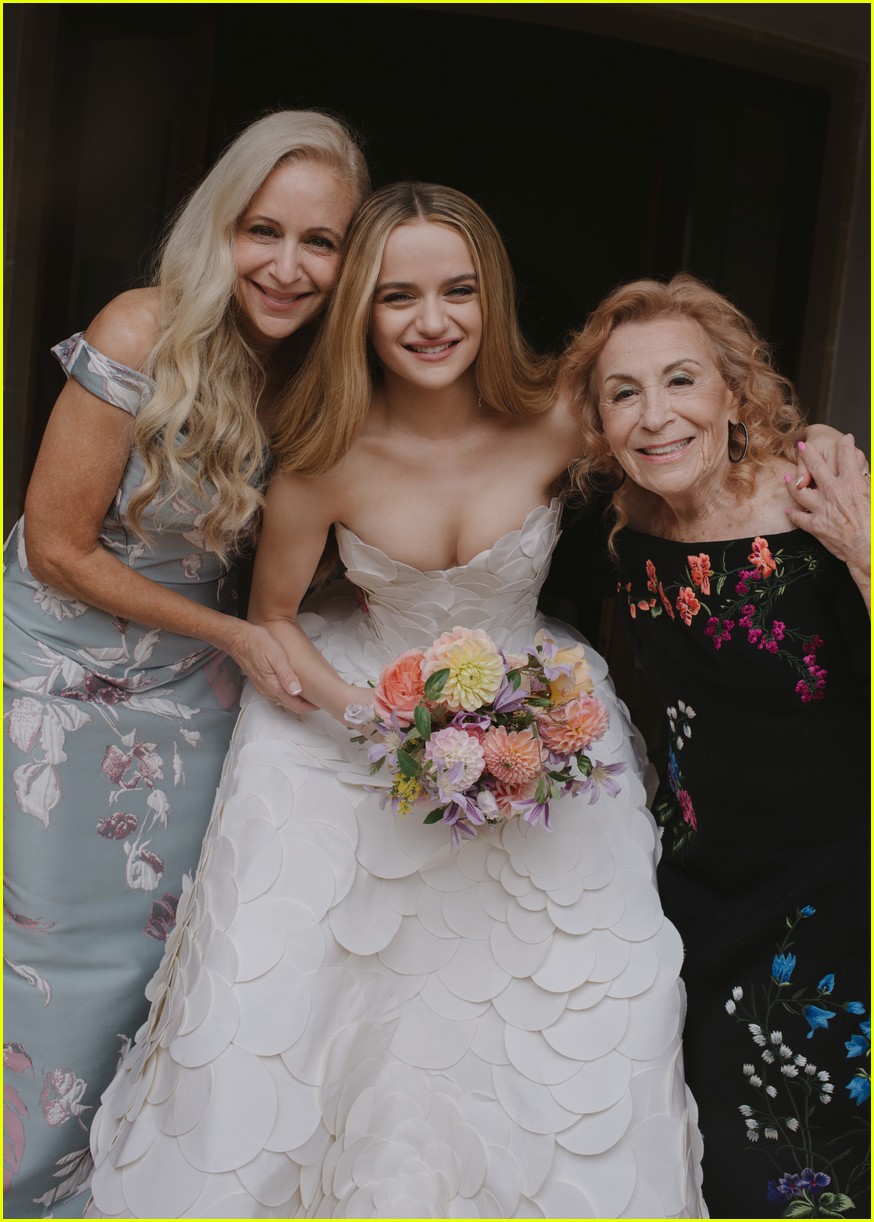 Joey King & Steven Piet Wedding Photos & Details Revealed, Sabrina Carpenter Sang Her Down the Aisle!