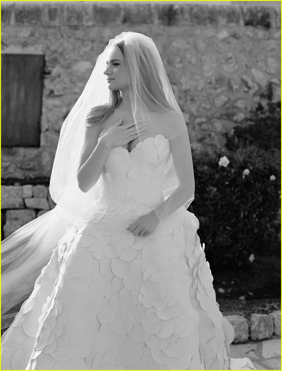Joey King & Steven Piet Wedding Photos & Details Revealed, Sabrina Carpenter Sang Her Down the Aisle!