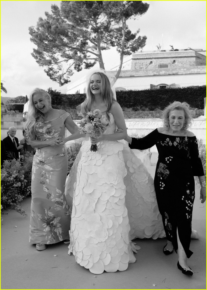 Joey King & Steven Piet Wedding Photos & Details Revealed, Sabrina Carpenter Sang Her Down the Aisle!