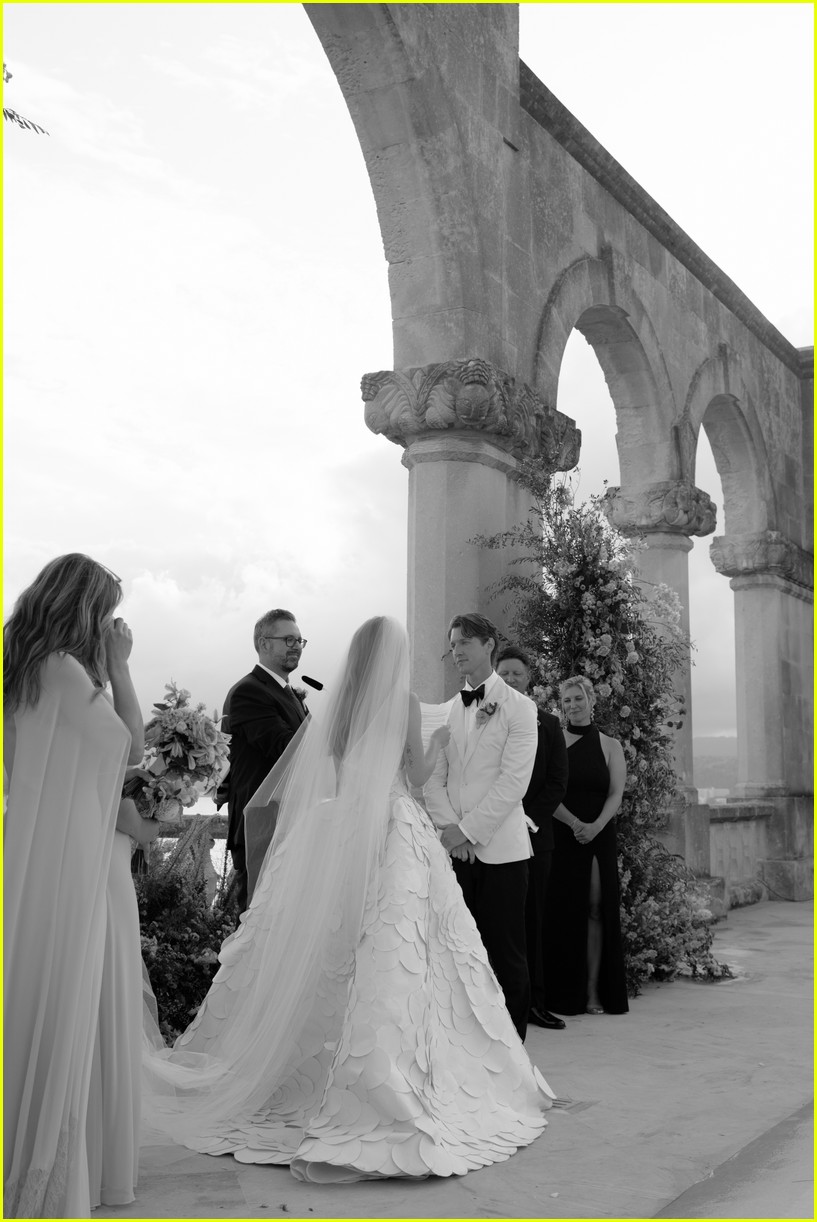 Joey King & Steven Piet Wedding Photos & Details Revealed, Sabrina Carpenter Sang Her Down the Aisle!