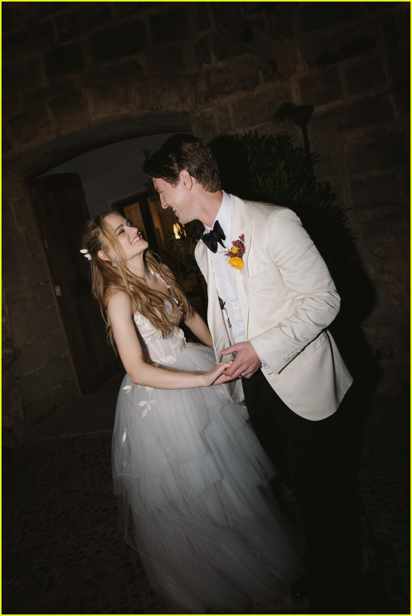 Joey King & Steven Piet Wedding Photos & Details Revealed, Sabrina Carpenter Sang Her Down the Aisle!