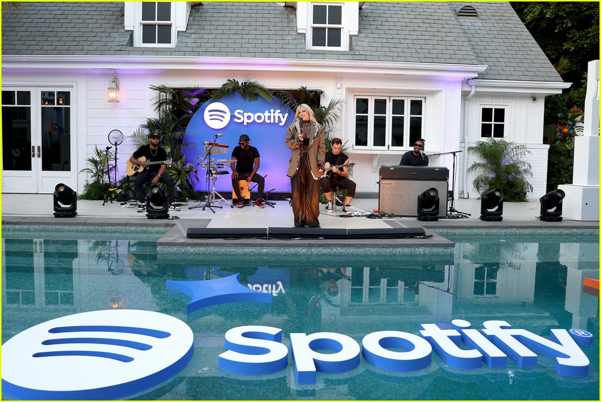 Renee Rapp Meets Up With 'Mean Girls' Co-Star Auli'i Cravalho at Spotify Event