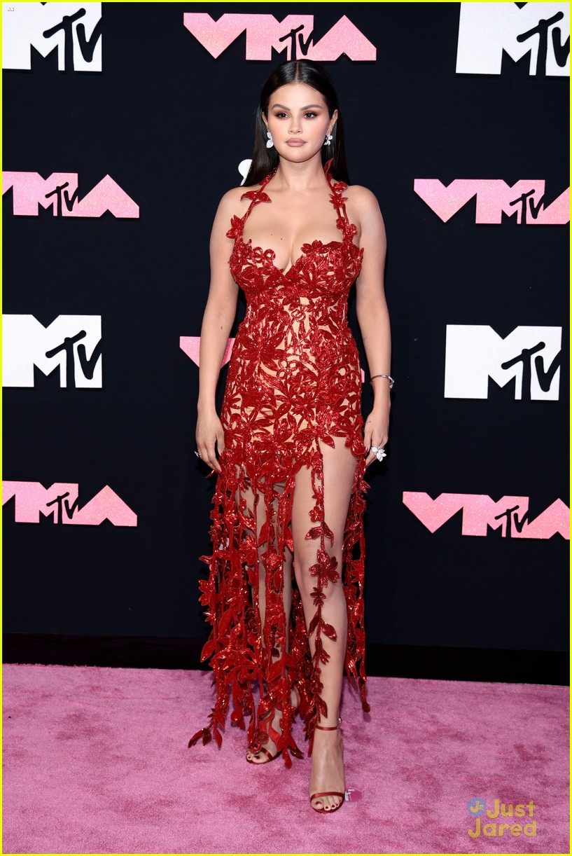 Selena Gomez Wins First VMA in 10 Years for 'Calm Down' With Rema!