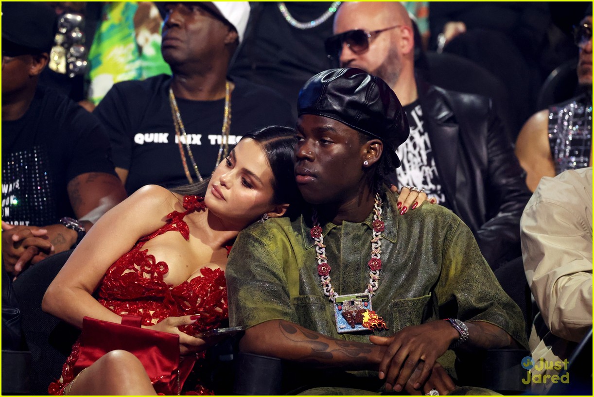 Selena Gomez Wins First VMA in 10 Years for 'Calm Down' With Rema!