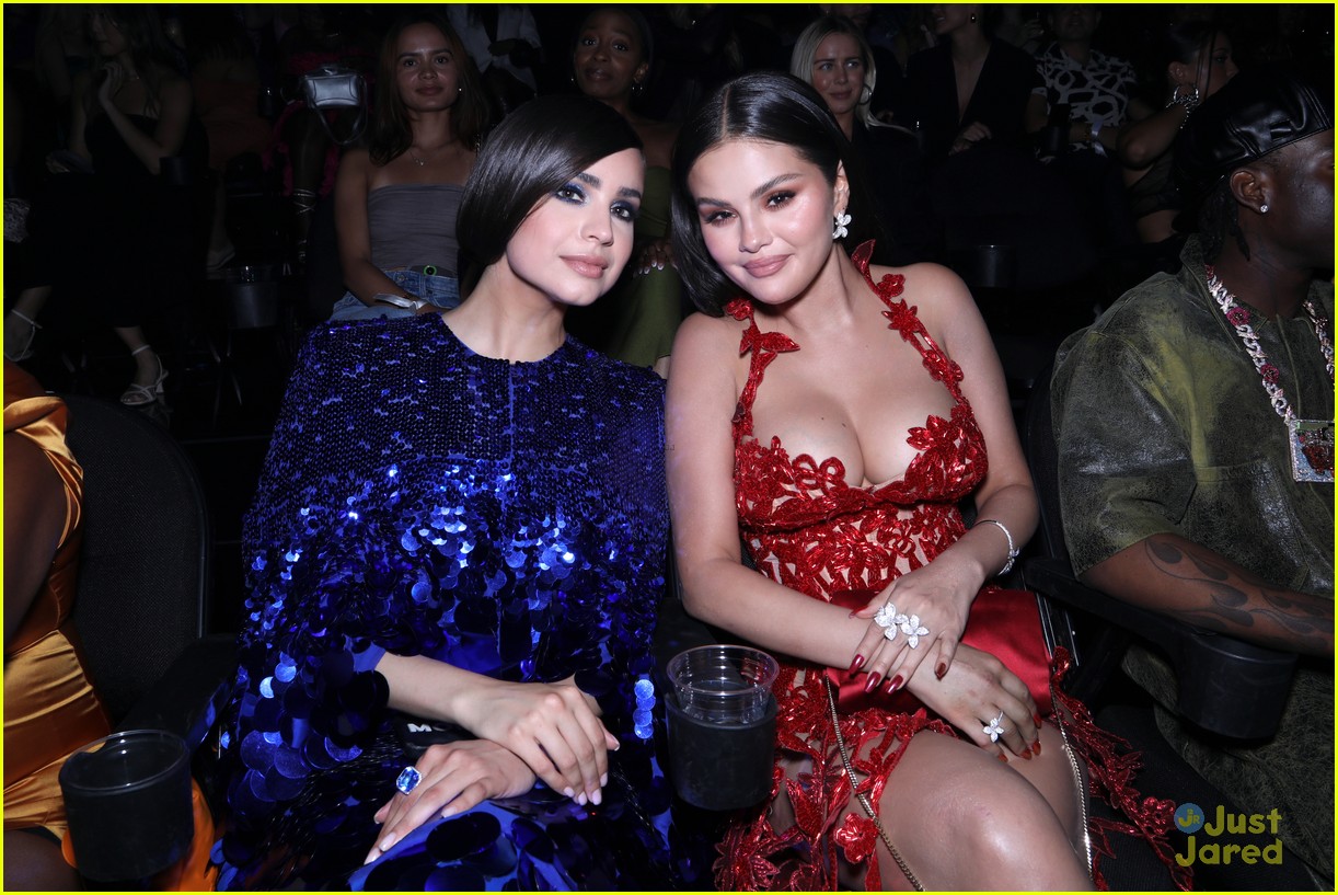 Selena Gomez Wins First VMA in 10 Years for 'Calm Down' With Rema!