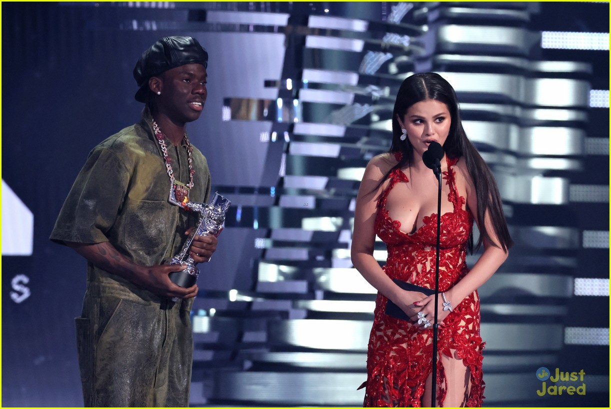 Selena Gomez Wins First VMA in 10 Years for 'Calm Down' With Rema!
