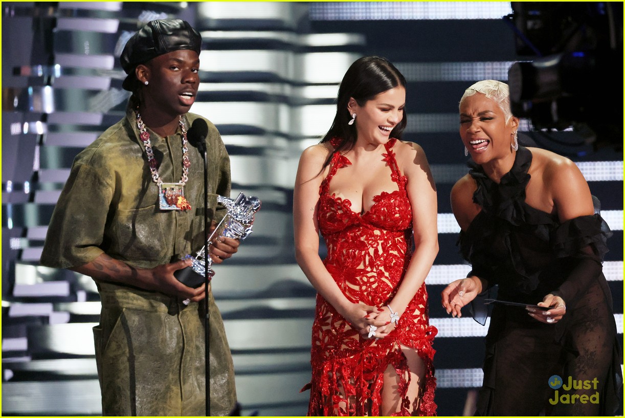 Selena Gomez Wins First VMA in 10 Years for 'Calm Down' With Rema!