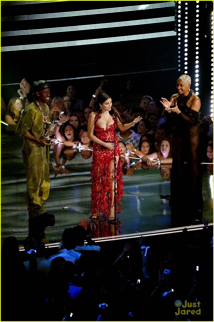 Selena Gomez Wins First VMA in 10 Years for 'Calm Down' With Rema!