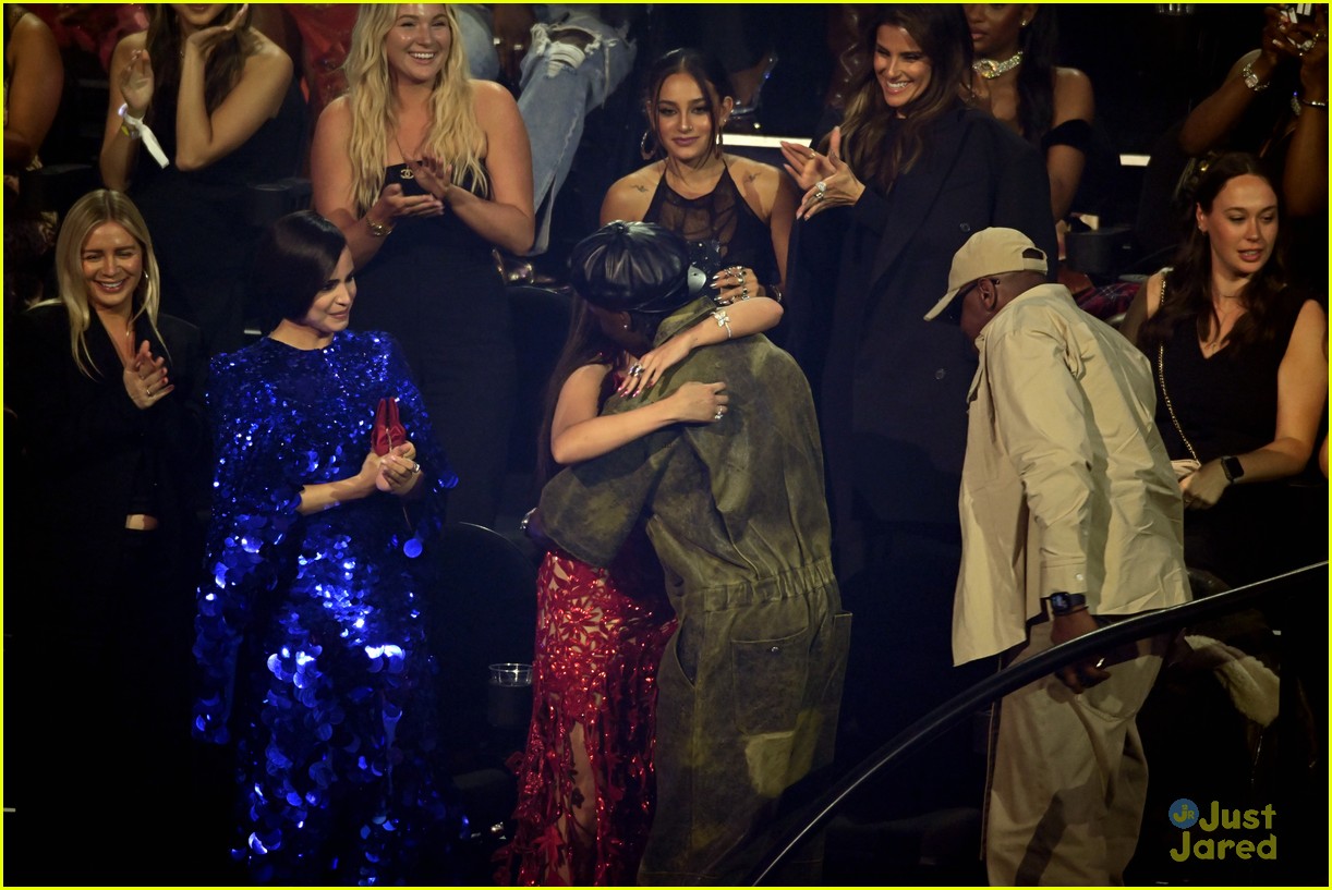 Selena Gomez Wins First VMA in 10 Years for 'Calm Down' With Rema!