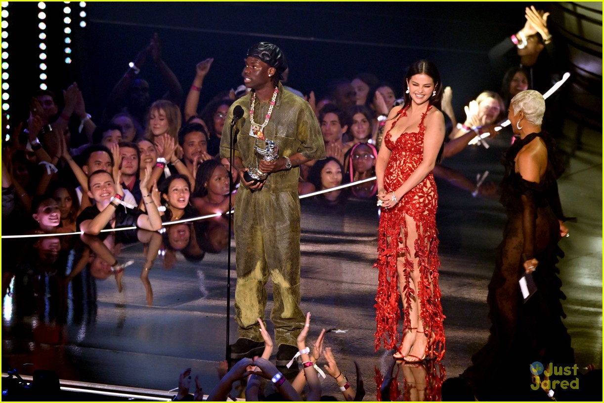 Selena Gomez Wins First VMA in 10 Years for 'Calm Down' With Rema!