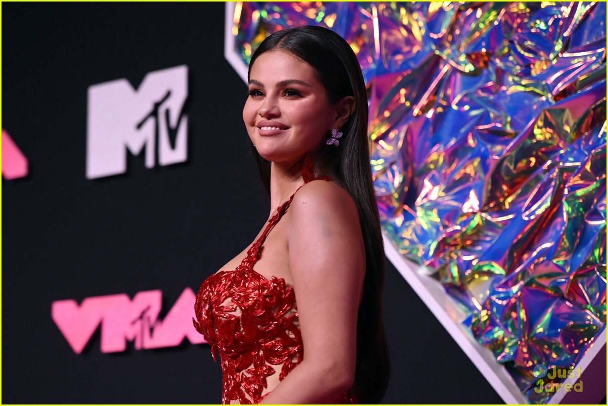 Selena Gomez Wins First VMA in 10 Years for 'Calm Down' With Rema!