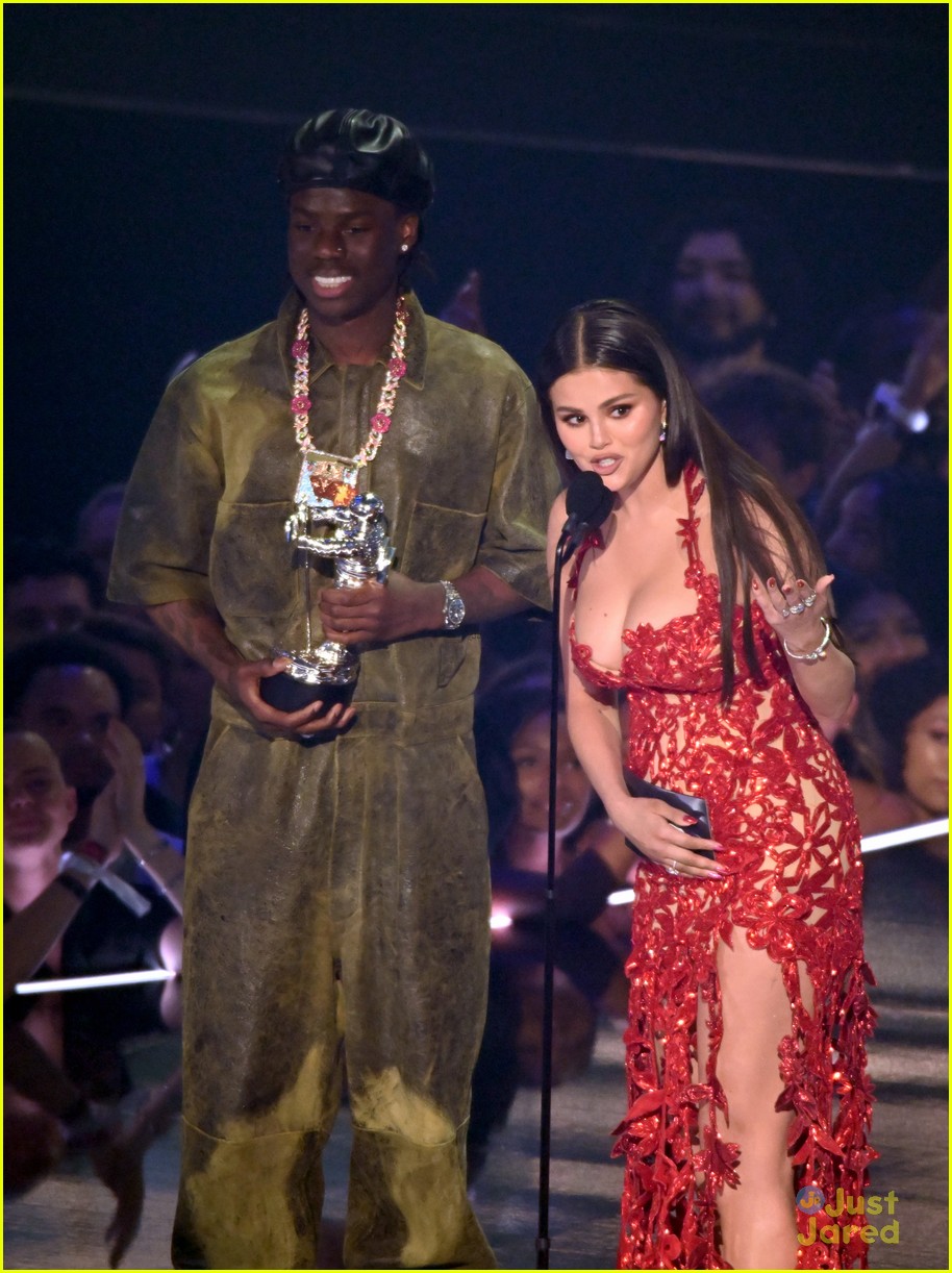 Selena Gomez Wins First VMA in 10 Years for 'Calm Down' With Rema!