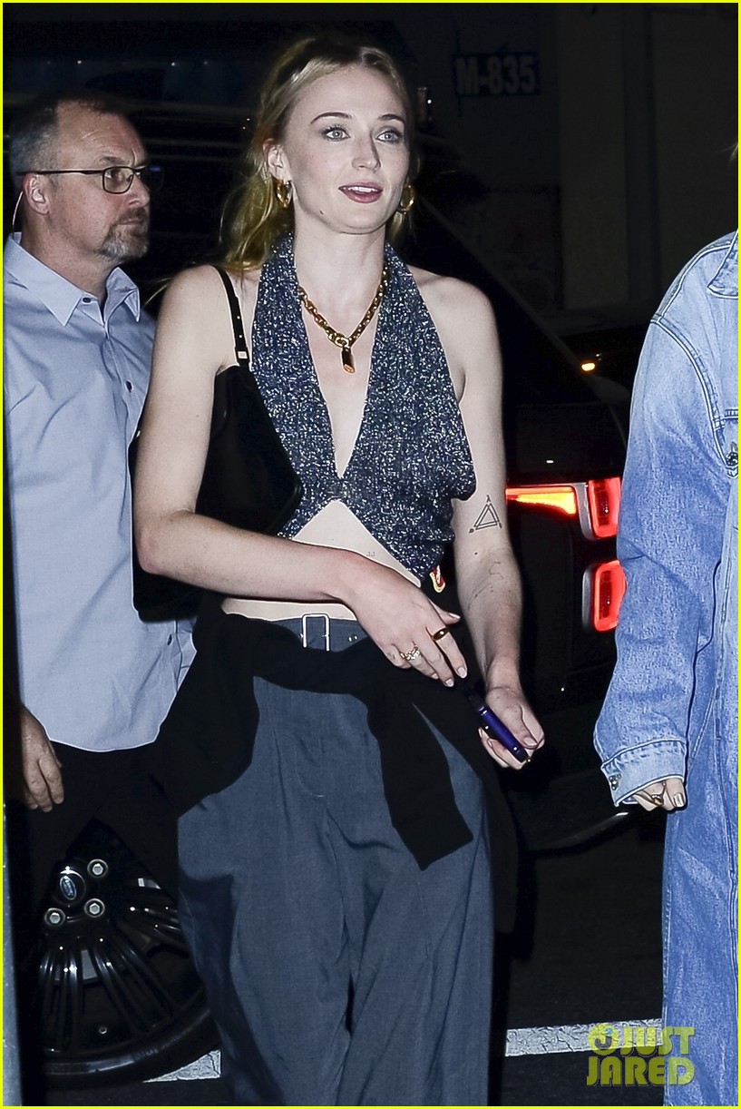 Taylor Swift & Sophie Turner Grab Dinner Together in NYC!