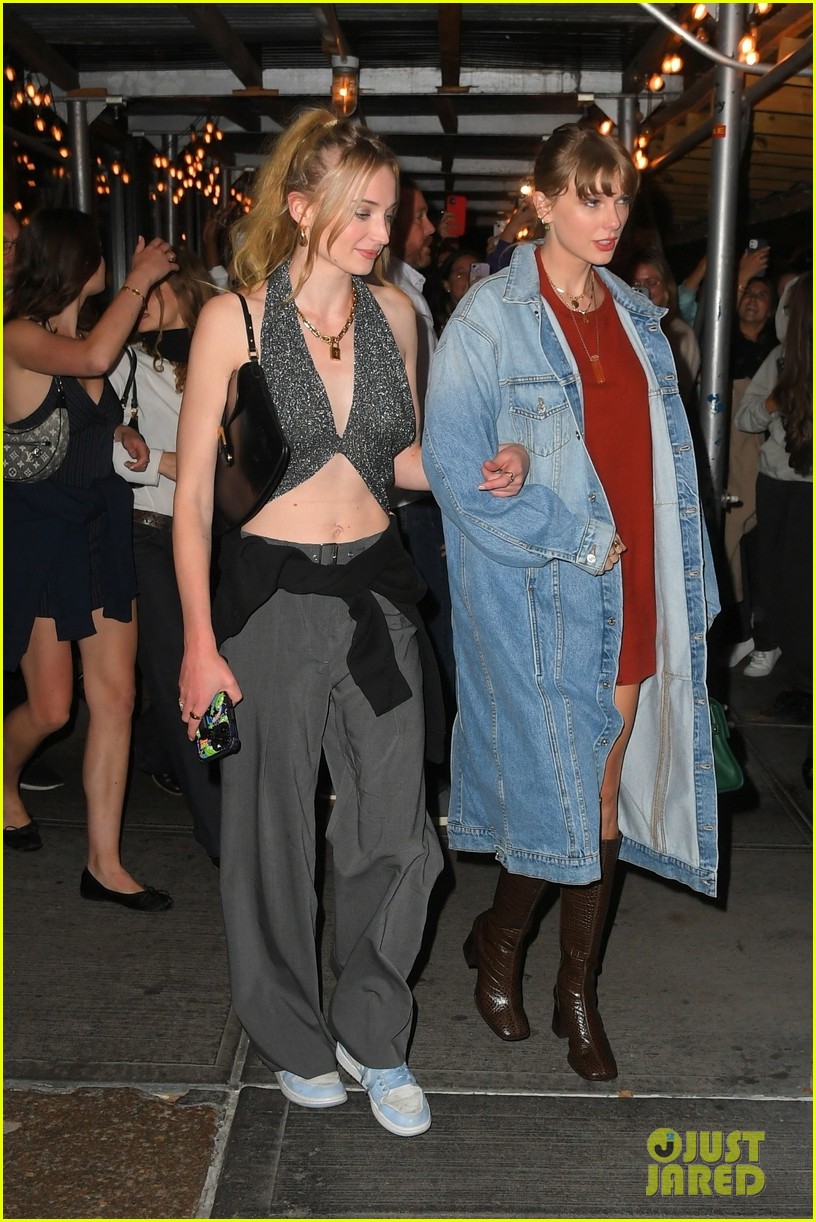 Taylor Swift & Sophie Turner Grab Dinner Together in NYC!