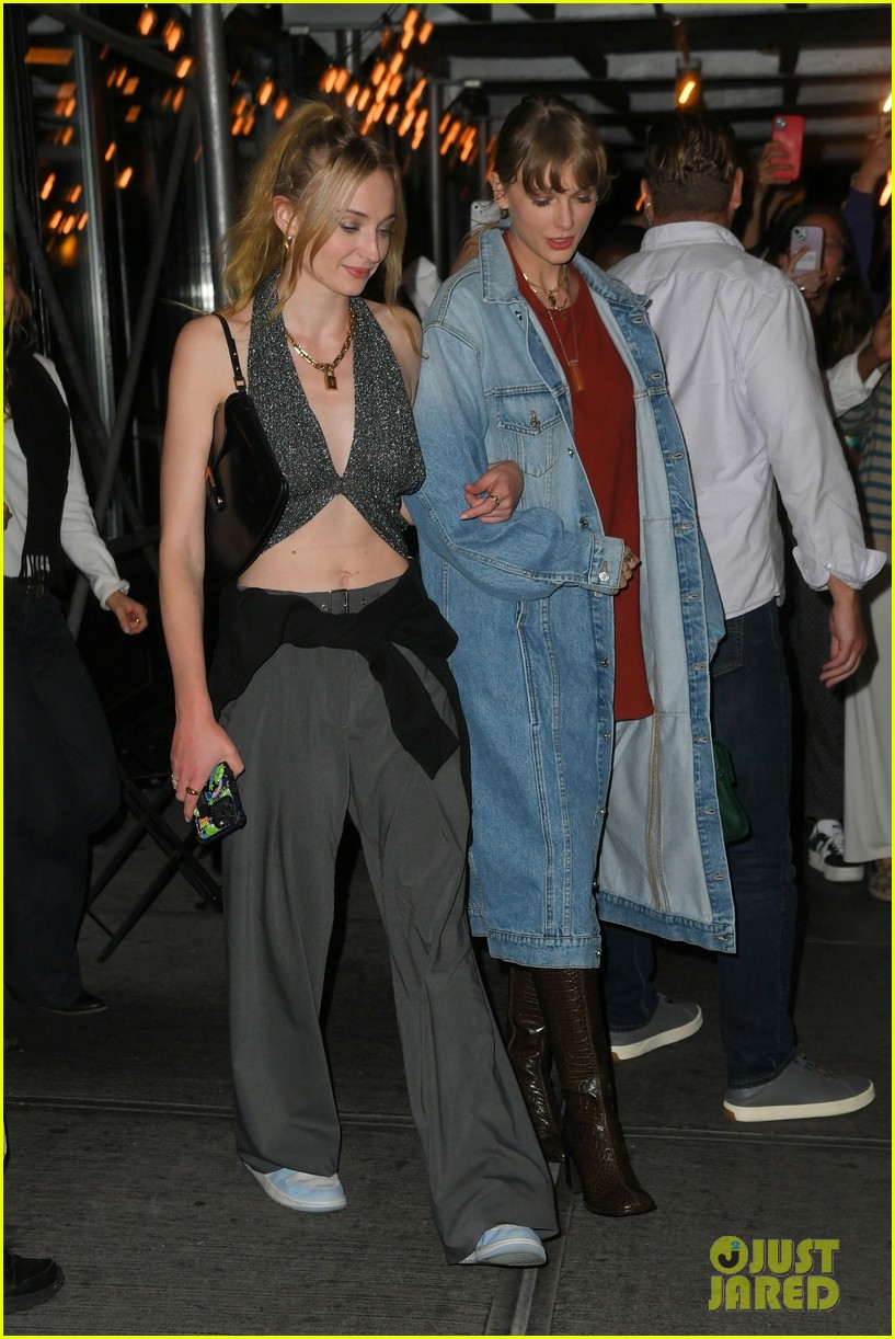 Taylor Swift & Sophie Turner Grab Dinner Together in NYC!