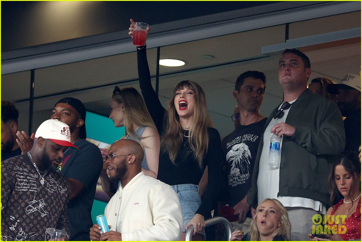 Sabrina Carpenter Wears 'Sports Watcher' Shirt to Attend NFL Game with Taylor Swift!
