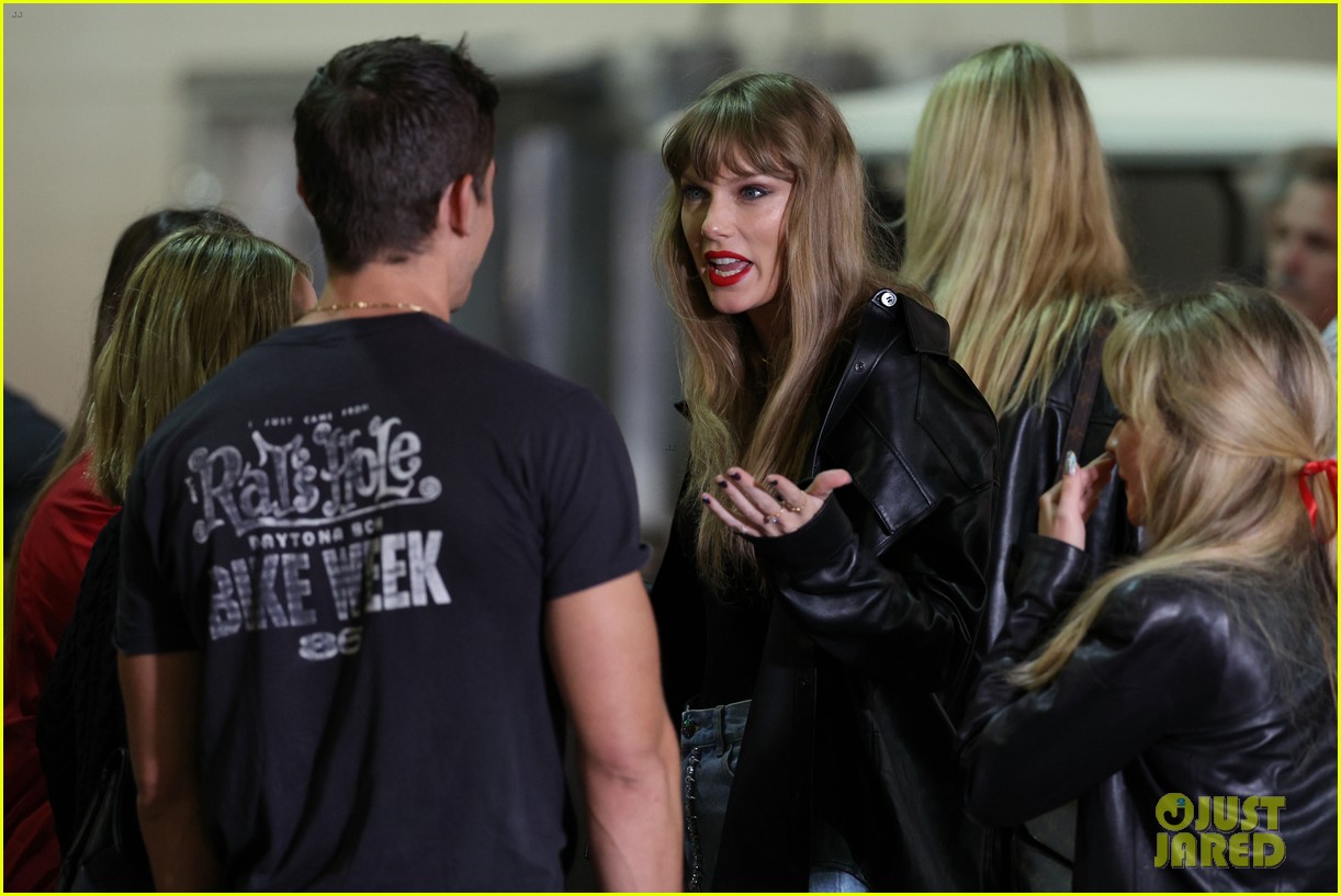 Sabrina Carpenter Wears 'Sports Watcher' Shirt to Attend NFL Game with Taylor Swift!