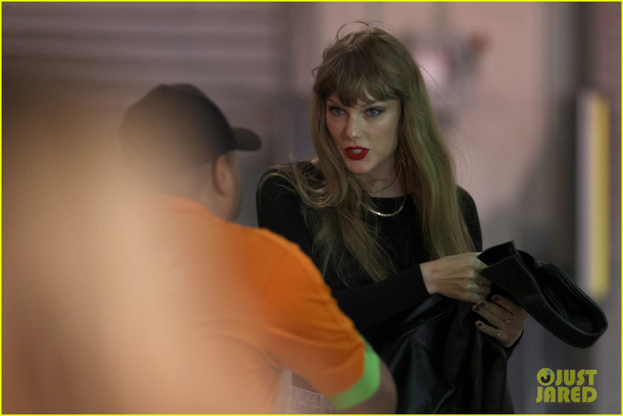 Sabrina Carpenter Wears 'Sports Watcher' Shirt to Attend NFL Game with Taylor Swift!