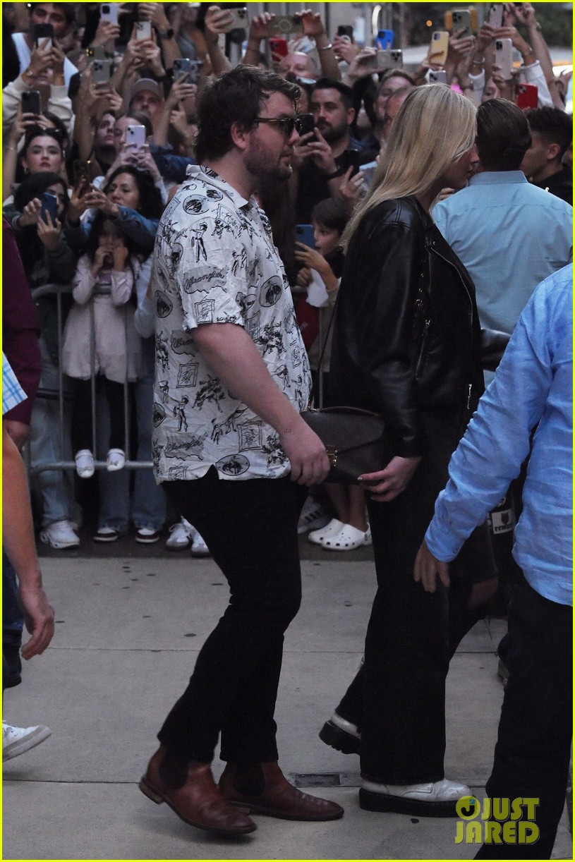 Sabrina Carpenter Wears 'Sports Watcher' Shirt to Attend NFL Game with Taylor Swift!