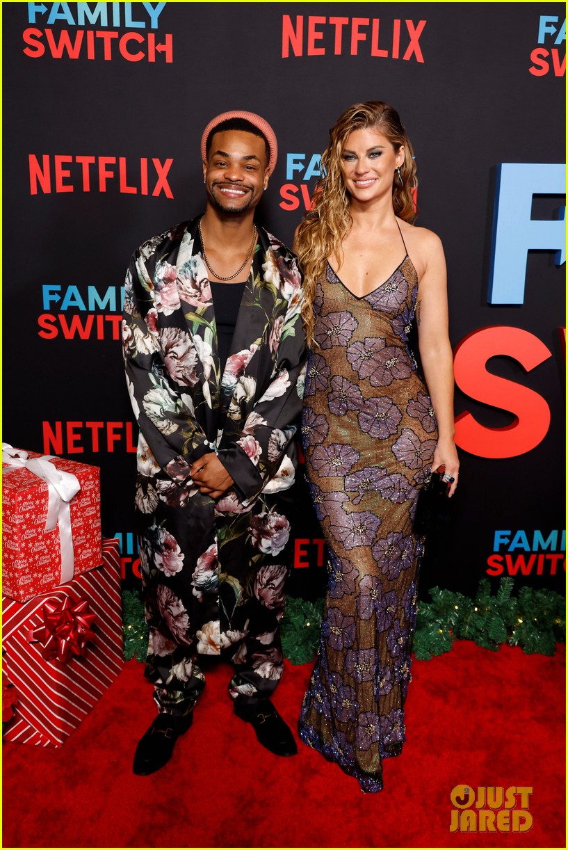 Brady Noon & Emma Myers Pose With Their 'Parents' Jennifer Garner & Ed Helms at 'Family Switch' Premiere