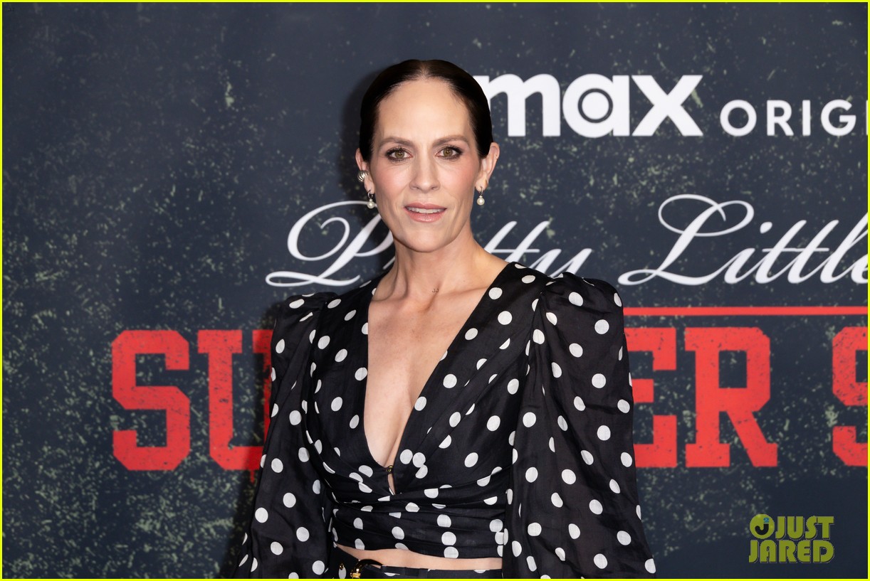 Bailee Madison Gets Support from Boyfriend Blake Richardson at 'Pretty Little Liars: Summer School' Premiere